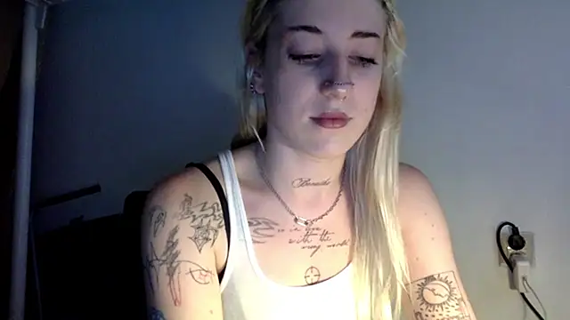 Snapshot of EmmyWet chatting on June 23, 6:28 pm EmmyWet online show from June 23, 6:28 pm