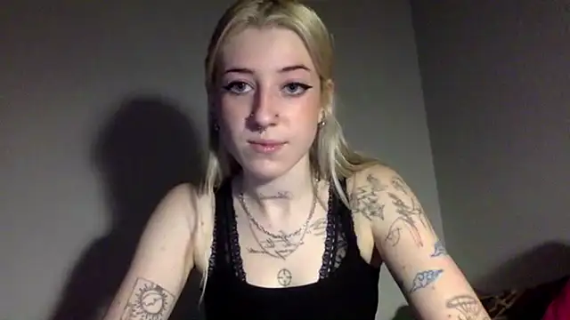 Snapshot of EmmyWet chatting on March 1, 4:40 pm EmmyWet online show from March 1, 4:40 pm