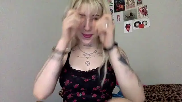 Snapshot of EmmyWet chatting on June 15, 11:21 am EmmyWet online show from June 15, 11:21 am
