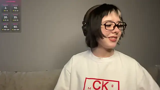 Snapshot of AueshaSimon chatting on March 4, 9:06 am AueshaSimon online show from March 4, 9:06 am