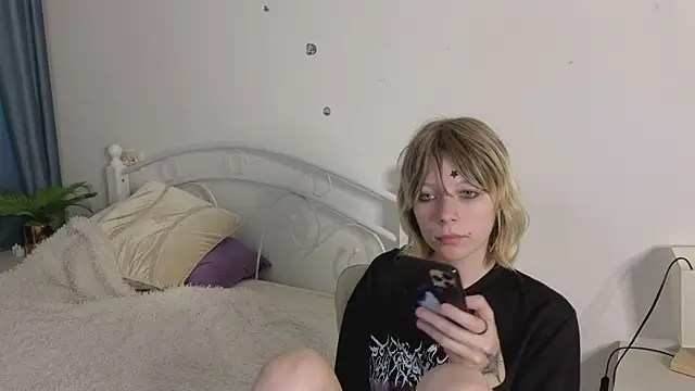 Snapshot of MollySally chatting on June 15, 4:12 am MollySally online show from June 15, 4:12 am