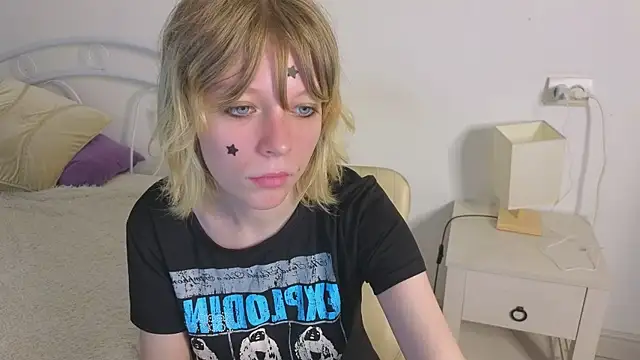 Snapshot of MollySally chatting on June 16, 4:12 am MollySally online show from June 16, 4:12 am