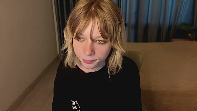 Snapshot of MollySally chatting on June 18, 4:22 am MollySally online show from June 18, 4:22 am