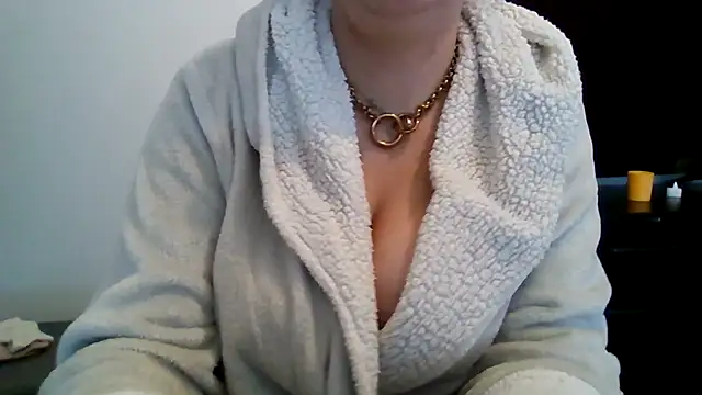 StaceyXOXO online show from April 12, 10:18 am