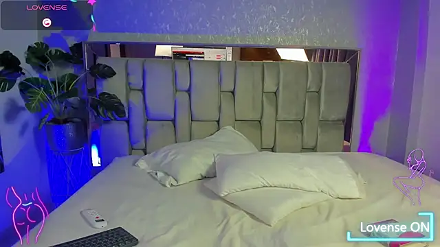 PaulinaLopez  online show from March 15, 9:00 pm