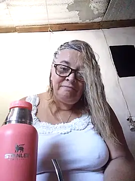 momismilf544 online show from April 22, 6:58 pm