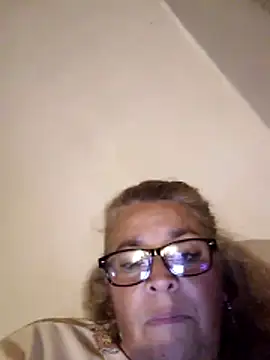 momismilf544 online show from April 1, 5:31 am