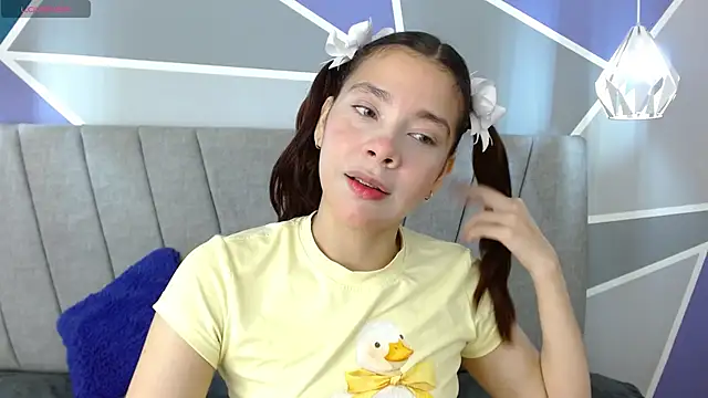 Snapshot of Sweet_kitty_05 chatting on June 18, 11:54 pm Sweet kitty 05 online show from June 18, 11:54 pm