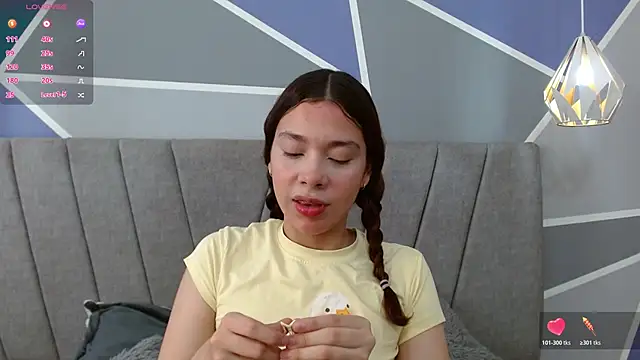 Snapshot of Sweet_kitty_05 chatting on June 12, 5:43 pm Sweet kitty 05 online show from June 12, 5:43 pm