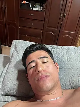 Snapshot of David-latinlover chatting on July 5, 4:30 am David-latinlover online show from July 5, 4:30 am