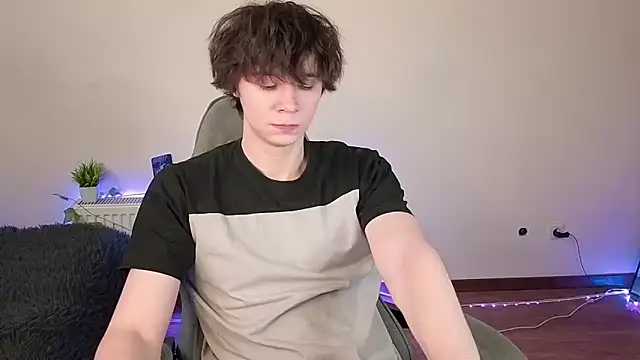 Snapshot of AnthonyCuutie chatting on June 14, 11:33 am AnthonyCuutie online show from June 14, 11:33 am