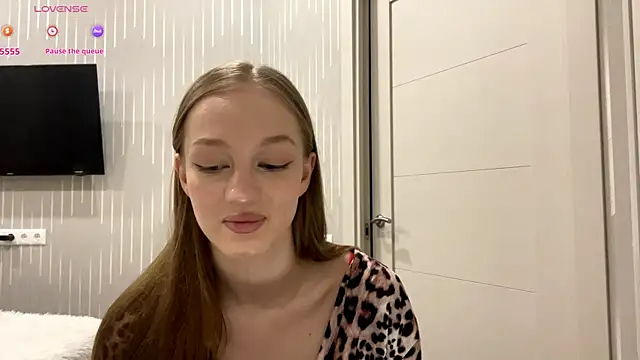 Anika Socutehe online show from May 31, 9:04 pm