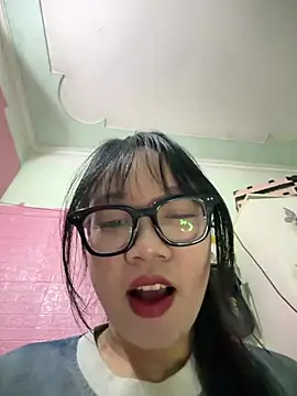 Snapshot of Leeeeiu chatting on June 30, 3:23 pm Leeeeiu online show from June 30, 3:23 pm