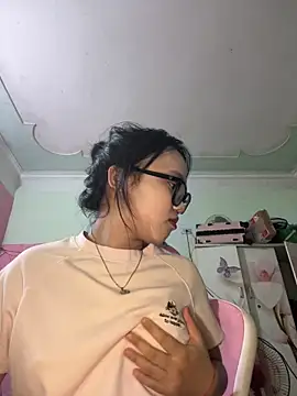Leeeeiu online show from May 10, 3:58 pm