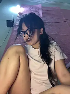 Leeeeiu online show from May 7, 3:37 pm