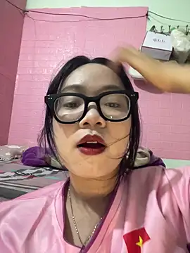 Leeeeiu online show from May 1, 3:06 pm