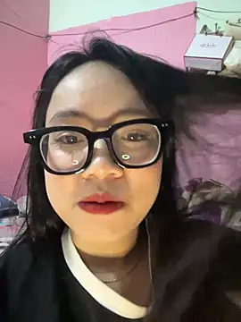 Leeeeiu online show from May 3, 3:15 pm