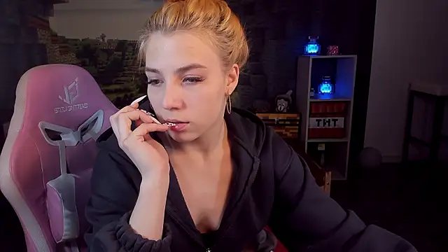 RosaFowler online show from March 28, 9:43 am