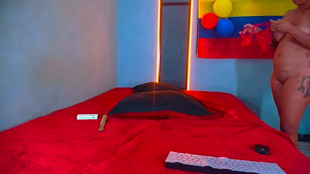 Snapshot of Hornyshow1 chatting on June 14, 3:24 pm Hornyshow1 online show from June 14, 3:24 pm