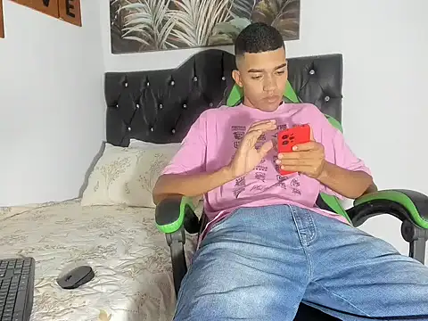 Snapshot of mauricio_smiith chatting on March 1, 2:11 am mauricio smiith online show from March 1, 2:11 am