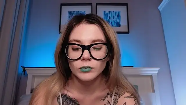 Snapshot of AliceTease chatting on May 16, 7:24 pm AliceTease online show from May 16, 7:24 pm