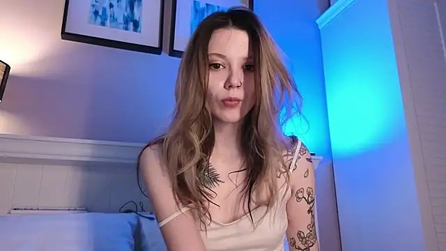 Snapshot of AliceTease chatting on April 28, 9:24 am AliceTease online show from April 28, 9:24 am