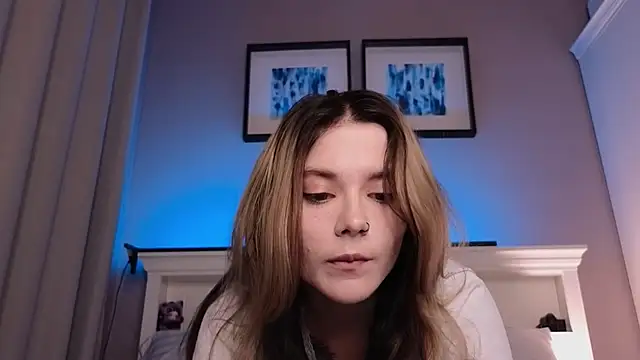 Snapshot of AliceTease chatting on May 8, 10:30 am AliceTease online show from May 8, 10:30 am