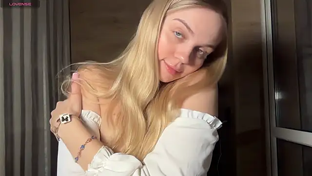 AlexaDeviliciouss online show from May 17, 4:07 pm