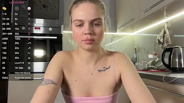 AlexaDeviliciouss online show from April 15, 5:28 pm