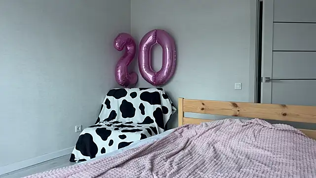 Lolatatee online show from April 1, 3:52 am