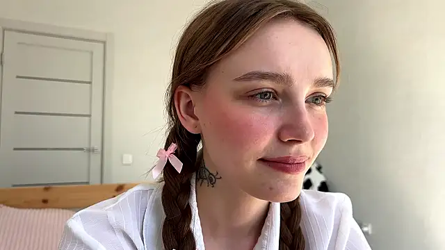 Lolatatee online show from March 11, 11:15 am