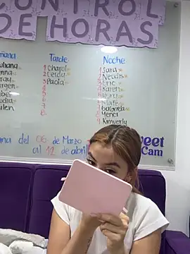   Nahomy online show from April 7, 11:34 am