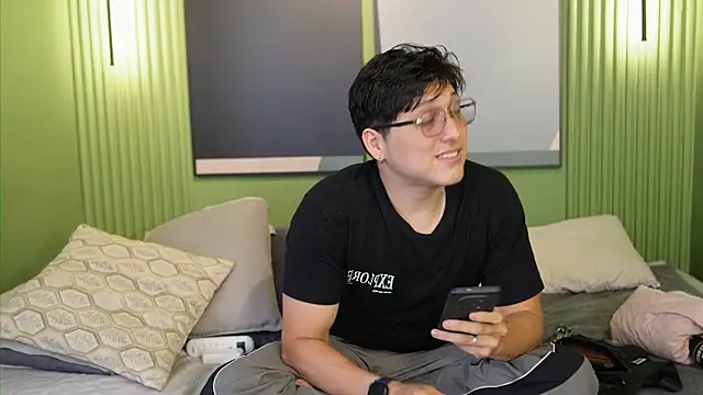 Mia and Belmonth online show from May 19, 6:48 pm