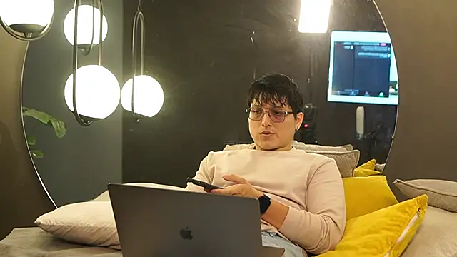 Mia and Belmonth online show from March 24, 6:41 pm