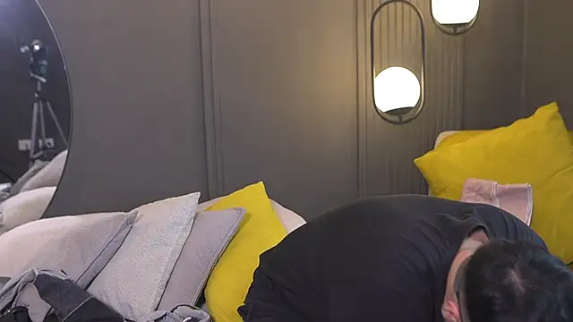 Mia and Belmonth online show from March 27, 6:53 pm