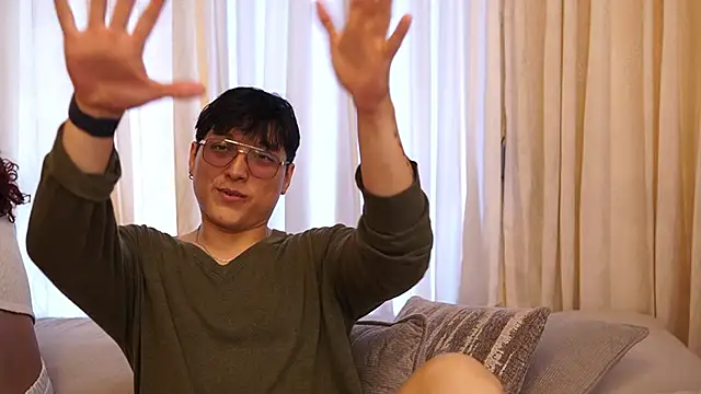 Mia and Belmonth online show from April 12, 5:27 pm