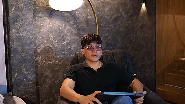 Mia and Belmonth online show from March 29, 7:26 pm