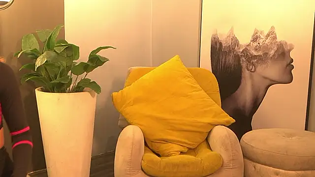 Mia and Belmonth online show from March 20, 6:42 pm