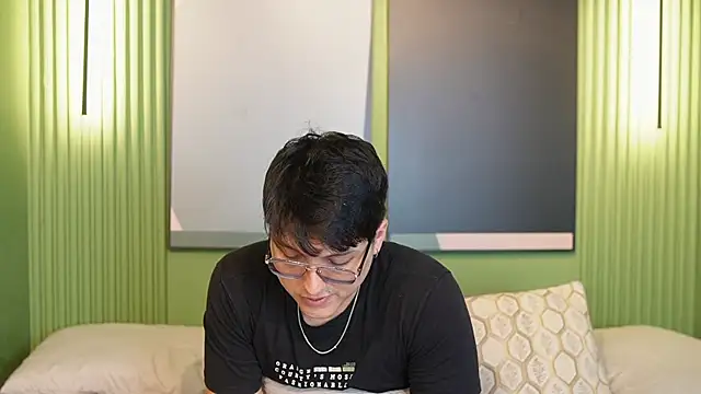 Mia and Belmonth online show from May 13, 6:48 pm