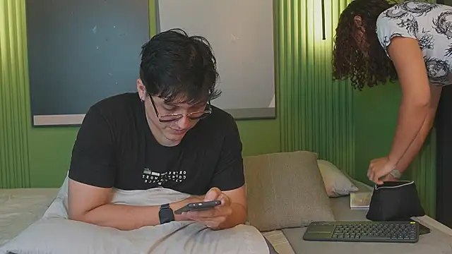 Mia and Belmonth online show from April 18, 6:54 pm