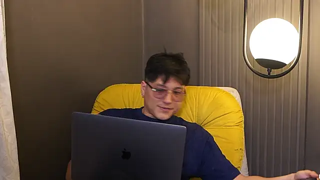 Mia and Belmonth online show from March 28, 7:04 pm