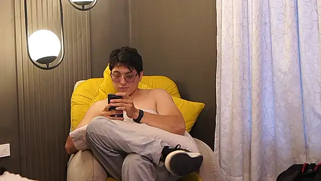 Mia and Belmonth online show from March 26, 7:01 pm