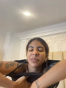 Snapshot of VioletaHills_ chatting on May 28, 12:33 pm VioletaHills online show from May 28, 12:33 pm