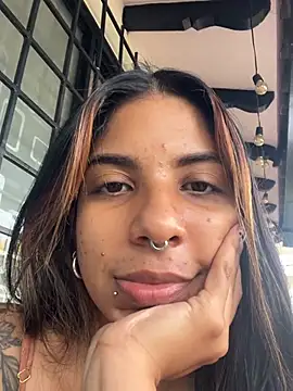 Snapshot of VioletaHills_ chatting on May 13, 12:23 pm VioletaHills online show from May 13, 12:23 pm