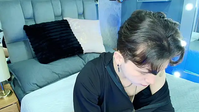 hollannd  online show from April 7, 1:02 pm