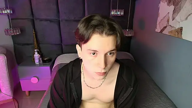 hollannd  online show from April 11, 1:04 pm