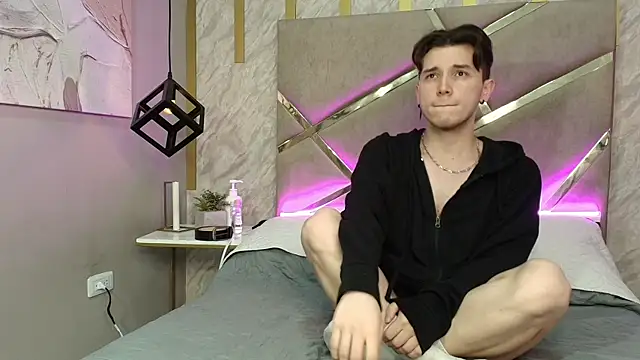 hollannd  online show from April 8, 7:37 pm