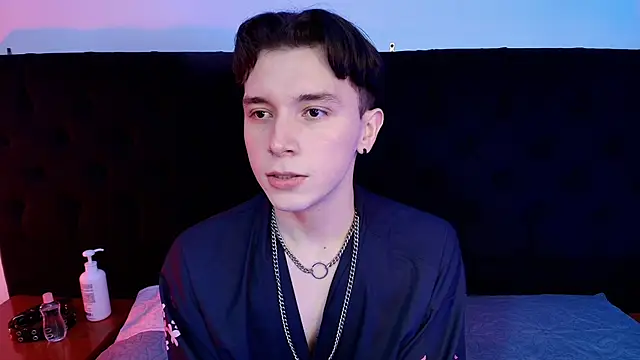 hollannd  online show from March 28, 3:35 pm