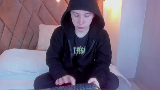 hollannd  online show from June 19, 4:57 pm