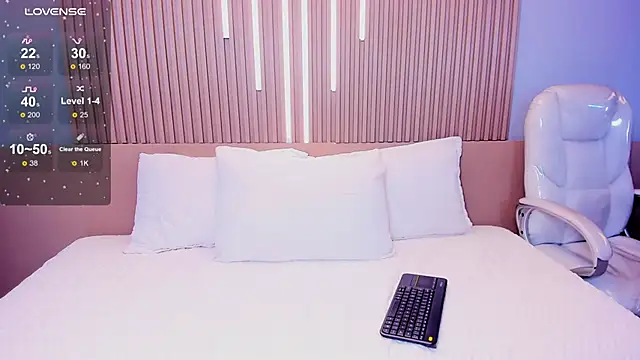 Zoee cute  online show from April 1, 1:23 pm